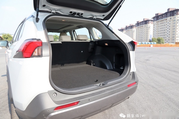 一汽丰田全新RAV4荣放初试：外观凶悍，它还能带你去越野！