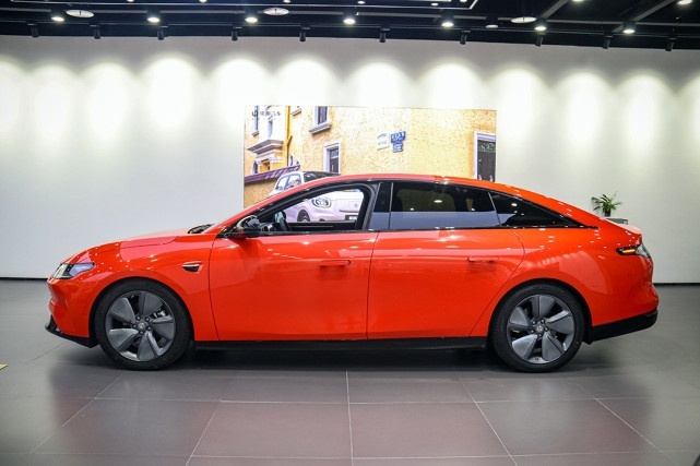 压力给到所有对手！纯电中大型轿车 零跑C01上市售19.38万元起