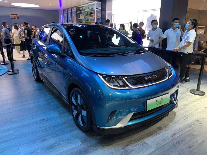 比亚迪海豚于2021成都车展正式上市 售价区间9.38-12.18万元