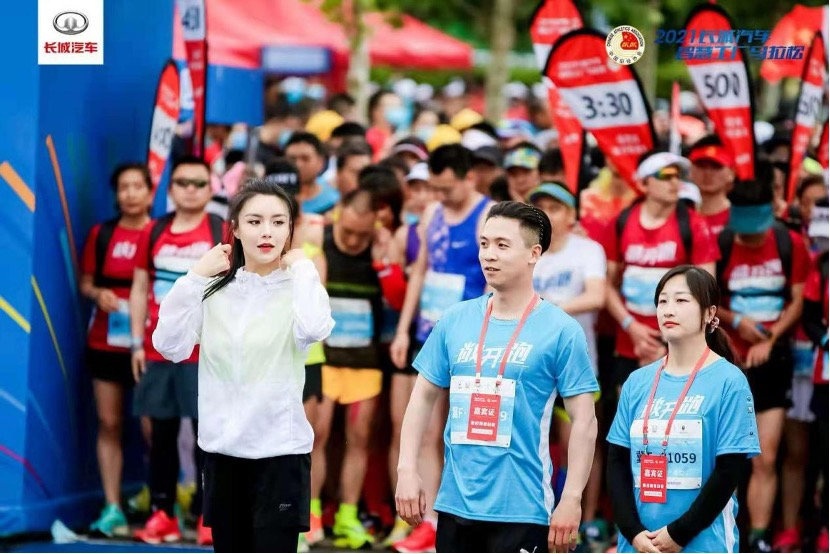 中国男子跳水队运动员张新华、中国女子跳水队运动员张晶以及人气明星赵茜（左一）