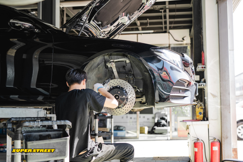 奔驰E级更换Brembo HP2000刹车片CZV打孔刹车盘