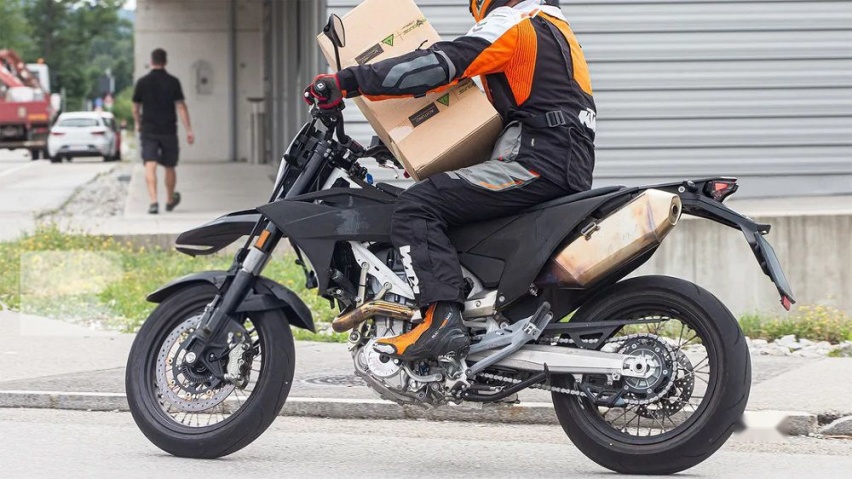 2024KTM 690 SMC 、EnduroR测试车曝光