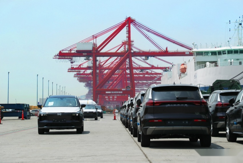首批欧版U5上海起航发运欧盟，爱驰汽车乘势而上引领国际化