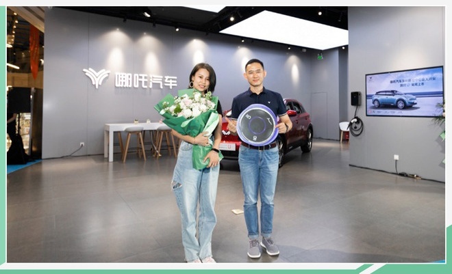 加速线下渠道布局 哪吒汽车深圳直营店启动运营