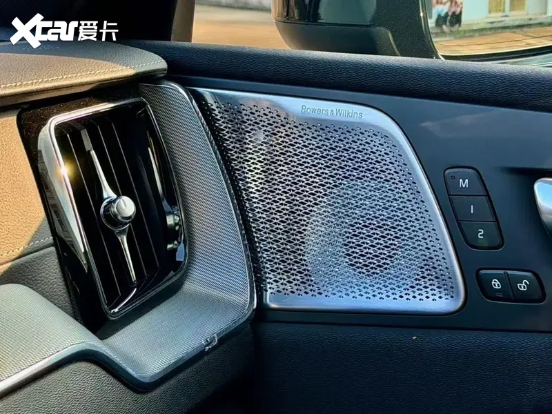全新XC60黑武士：沃尔沃不装了，这次直接把北欧性冷淡穿成了一身黑