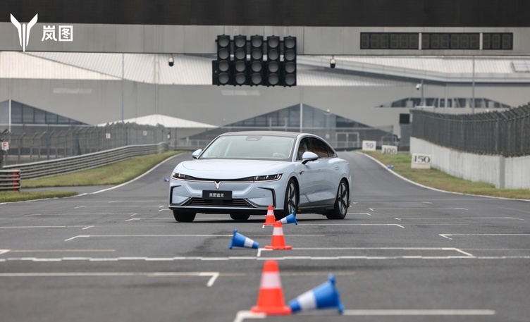 零百3.8秒，全系双电机！岚图追光上市，起售价32.29万