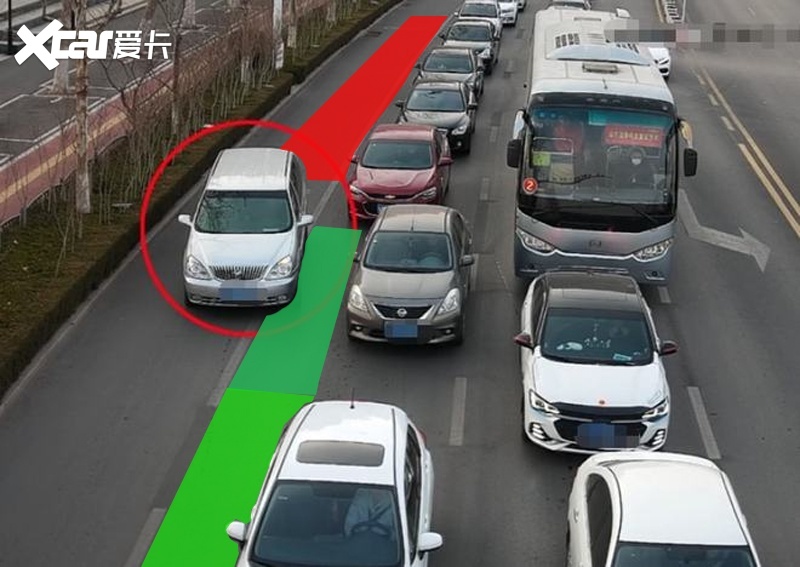 开车总被加塞,气不过又没办法:5个技巧,轻松拿捏