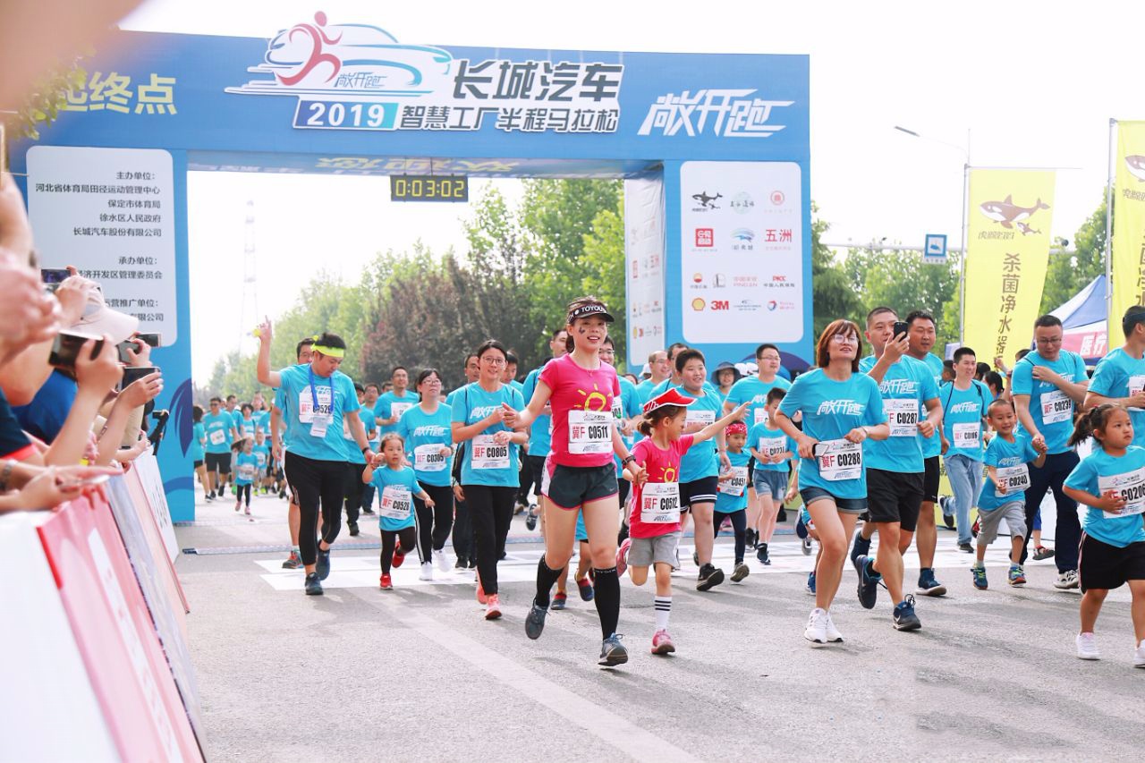 魏建军带高管团开跑马拉松，奥运冠军领跑，据说赛道就值300亿