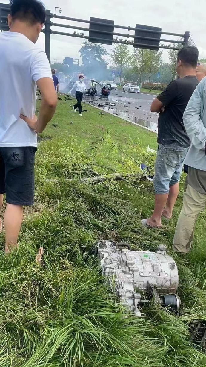 浙江义乌一辆蔚来ES8碰撞后起火，驾驶员死亡！
