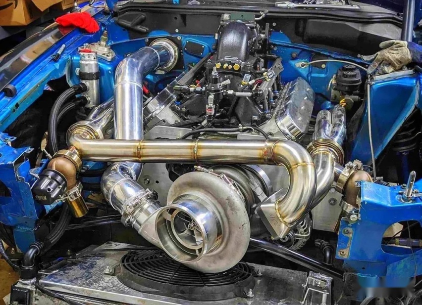 挂着8颗涡轮的福特Mustang你们见过吗？把视野都挡得严严