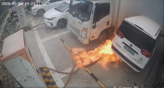 又一新能源汽车“玩火焚身” “自燃”恐成“环保”代名词