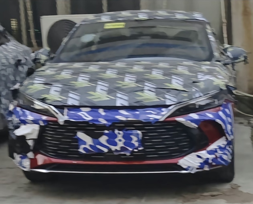 比亚迪秦L实车现身，搭第5代DM-i配双独悬，亏电油耗3.8L
