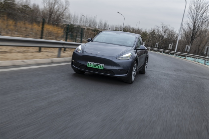 试驾国产特斯拉Model Y 向实用性倾斜 价格是真香