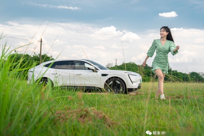 阿维塔11设计解剖：极简设计下的情感智能“化身”
