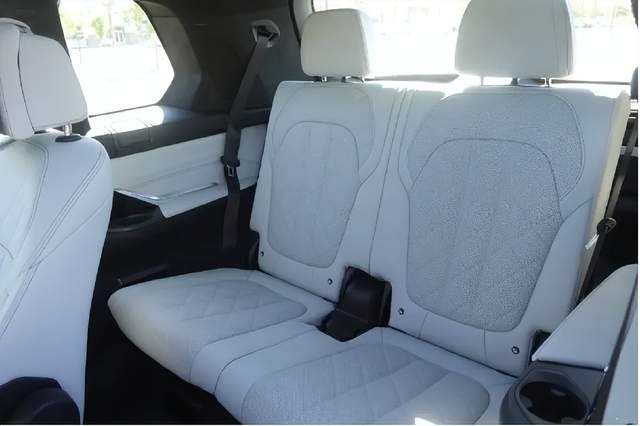 加入轻混系统，搭载V8发动机！新款宝马X7M60i实车亮相