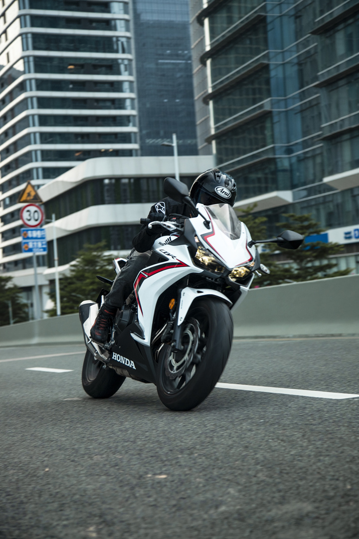入门中小排量仿赛摩托，本田CBR400R，车身灵活操控易上手