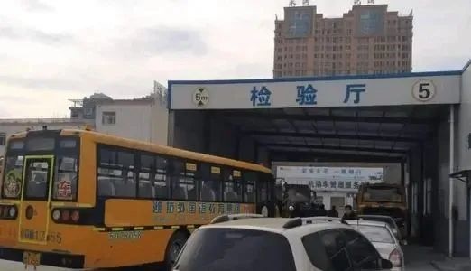 为何车管所年检时不让车主开车，而是检测员去？车主说出猫腻！