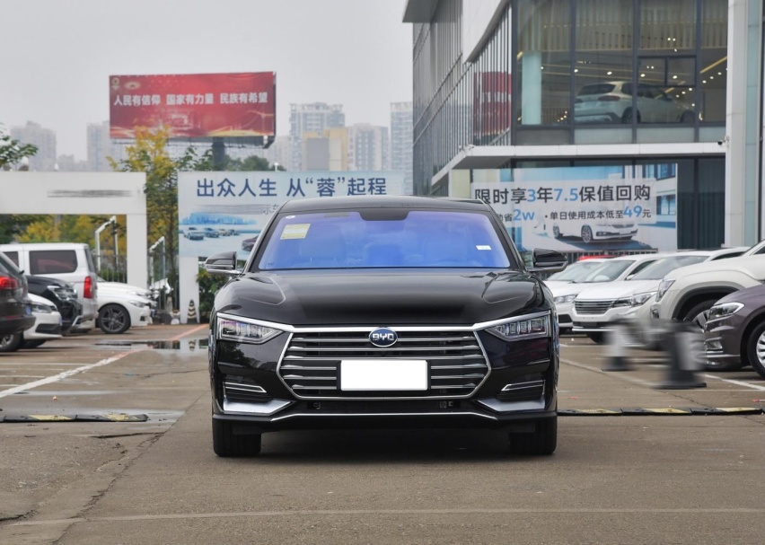 实拍比亚迪e9:车长接近5米,气场不输A6L,破百仅需7.9秒