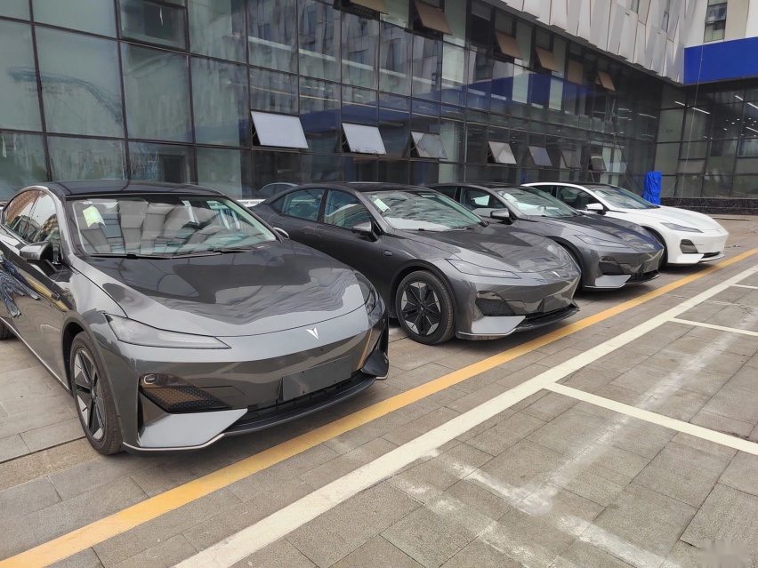 价格下探？新款深蓝SL03实车现身，内饰看齐S7，增100km续航版