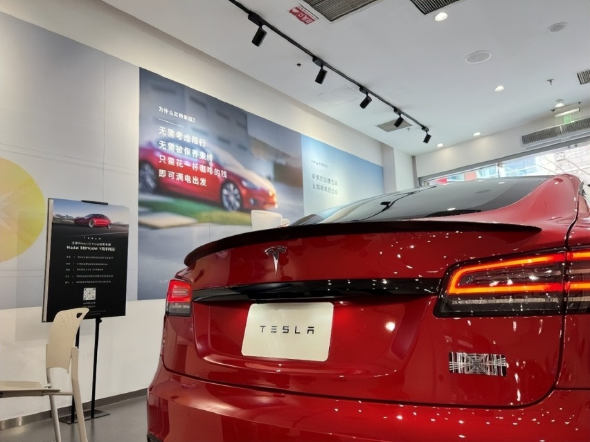 零百加速仅为2.1秒， 特斯拉Model S Plaid性能范儿十足！