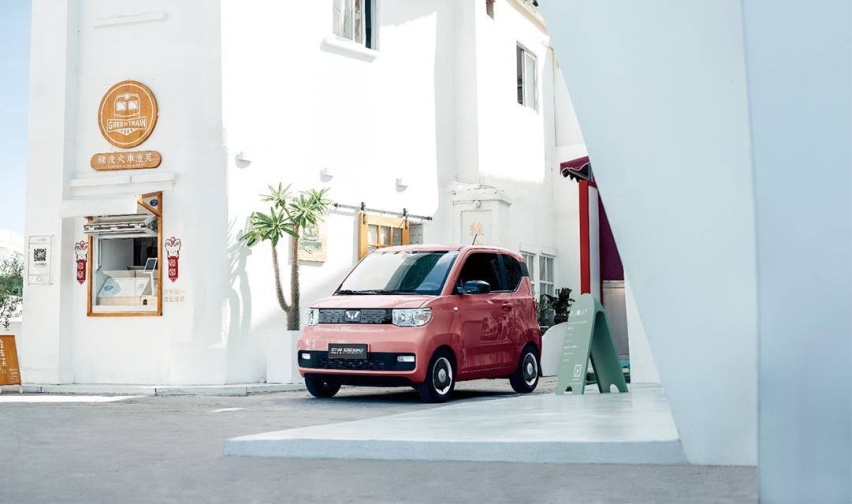 还要什么自行车？五菱宏光MINI EV限时2.98万起，至高降1.3万