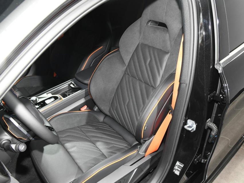 内外钢炮化，挑战八代GTI，02 Hatchback车展亮相