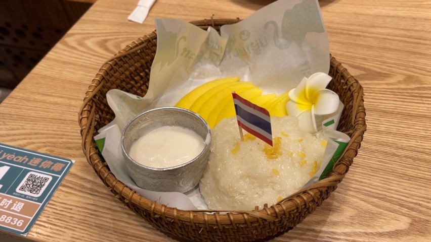 北京美食榜第一险些翻车 开路虎卫士打卡迷你椰泰式大排档
