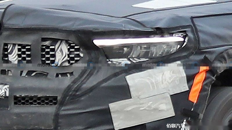 jeep-grand-cherokee-3-row-spy-shots-headlight.jpg