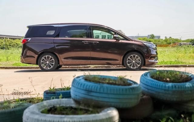 GL8 ES陆尊这车它尊在哪？首先排除操控……
