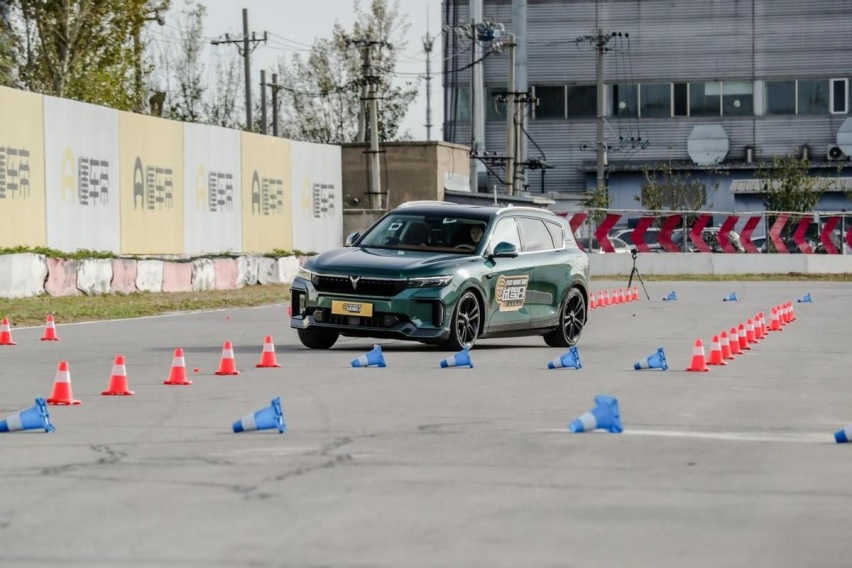 新能源SUV实测battle，它竟一战成名，凭实力压制问界M7