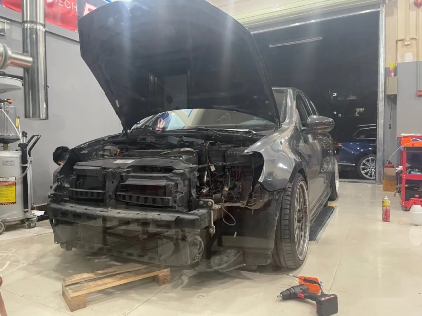 姿态与性能并存的6代高尔夫GTI，01年车主表示玩车很穷但很开心