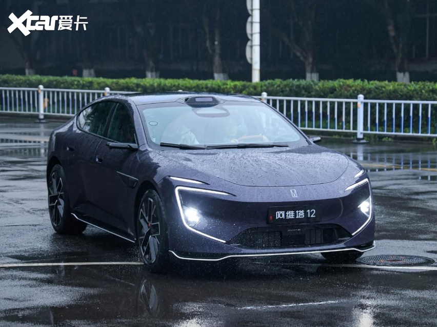 新款阿维塔12预售价29.99万起，是贵了？还是物有所值？