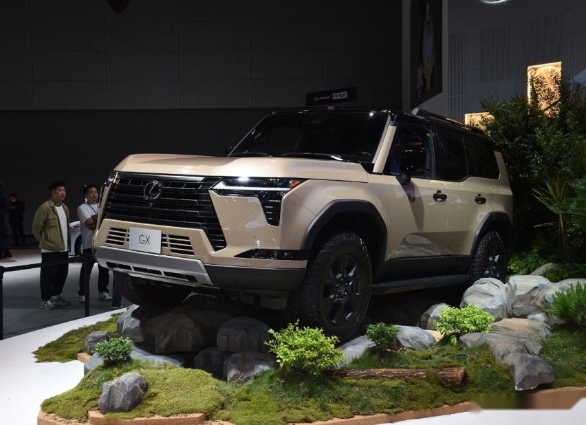 2024款雷克萨斯GX 550，长4950mm，搭载3.5T+10AT