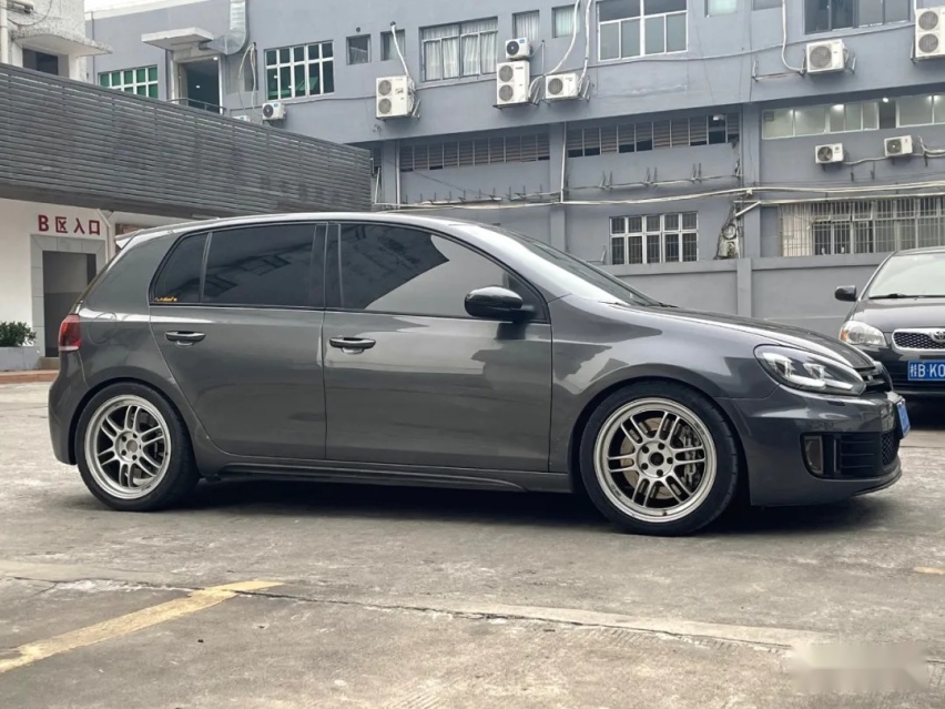姿态与性能并存的6代高尔夫GTI，01年车主表示玩车很穷但很开心