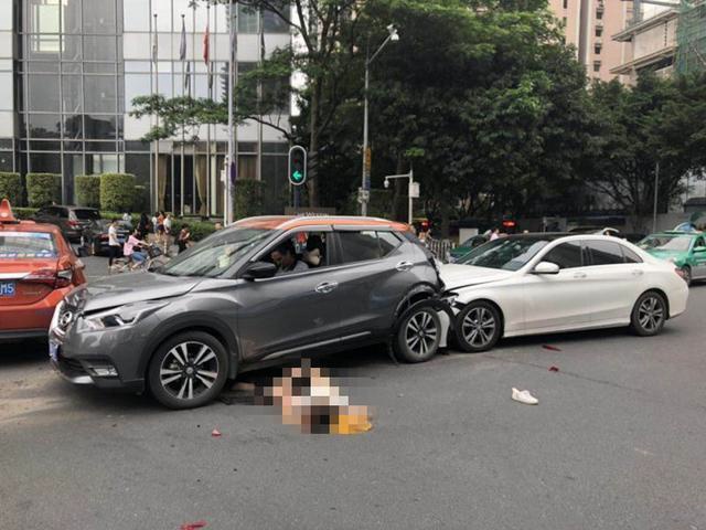 奔驰女路口闯红灯连撞13人，事故真相曝光，网友表示难以信服