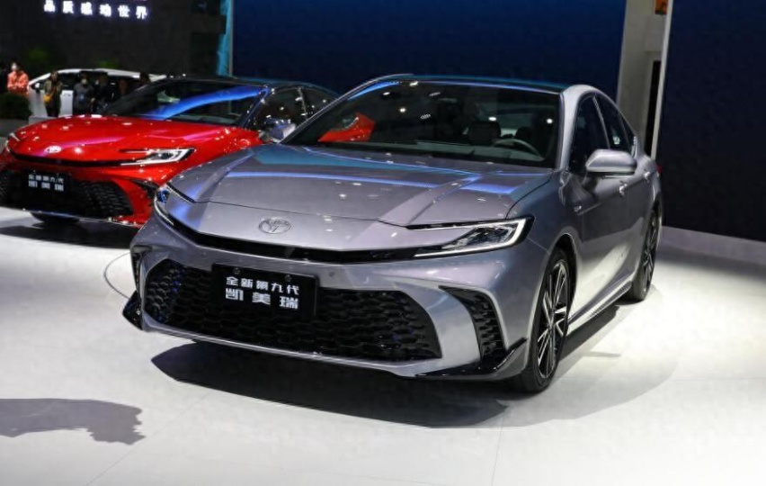 全新第九代凯美瑞加量还降价！卖17.18万，油耗4.2L，续航1200