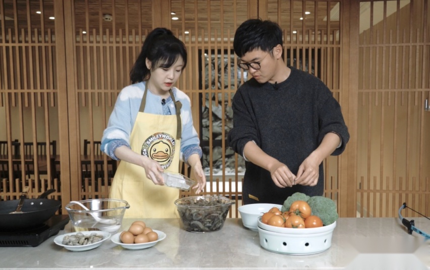 为了一盘菜翻山越岭，还吓哭了小姐姐！