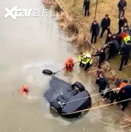 一死一伤，特斯拉失控冲入桥下，原因成迷？