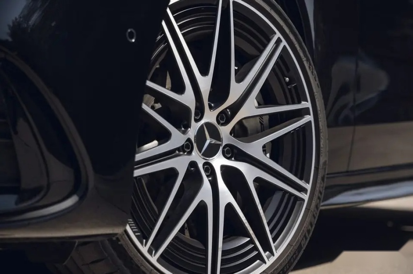 能进AMG车友群！新一代AMG C43 轿跑版，少两缸动力还够不够带劲