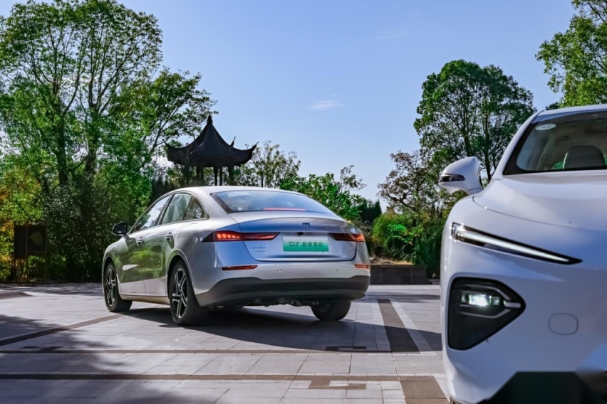 B级车尺寸，1400km续航，价格只卖12万，荣威D7疯了吗？