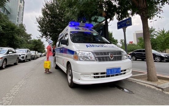 金杯救护车成为沈阳第一辆核酸检测流动车开上街头