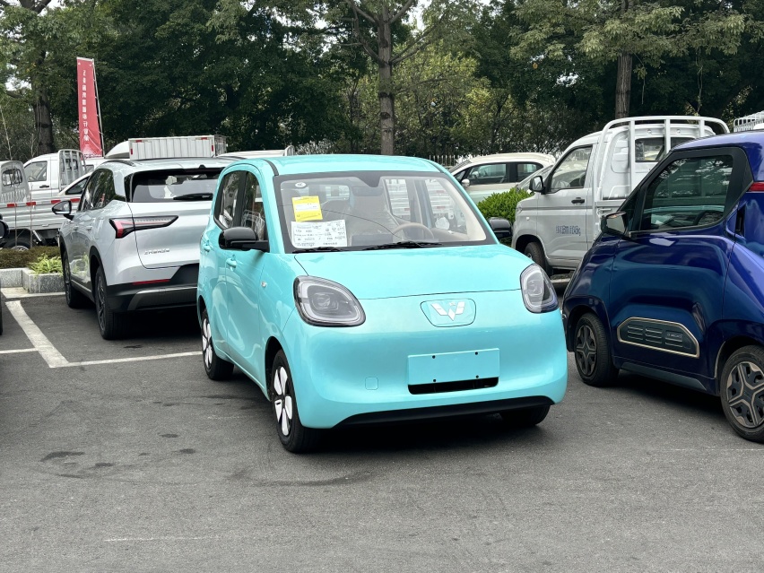 第四代宏光MINIEV实车到店，增四门版+自动驻车，续航205km