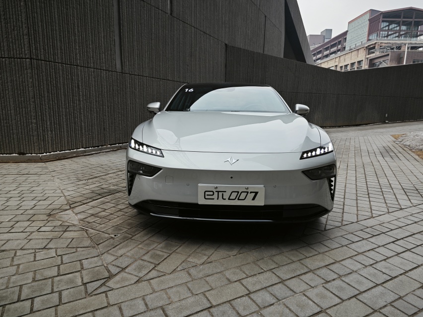 东风奕派eπ007  让人一眼入魂的智雅电动轿跑
