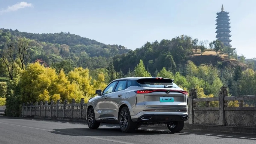 轴距逼近B级SUV，长安UNI-Z掀桌子，11.79万元起