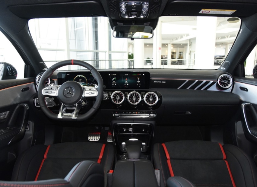 最低配的奔驰AMG A35L，也要43.98万，不过动力确实不弱