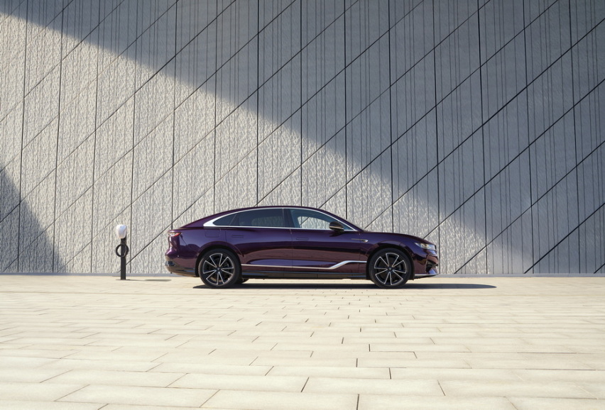 262km超长纯电续航  岚图追光PHEV 25.28万元起上市