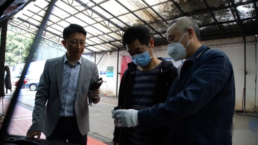 去伪求真，我们随机找了台亚洲龙打开机油盖让真相大白
