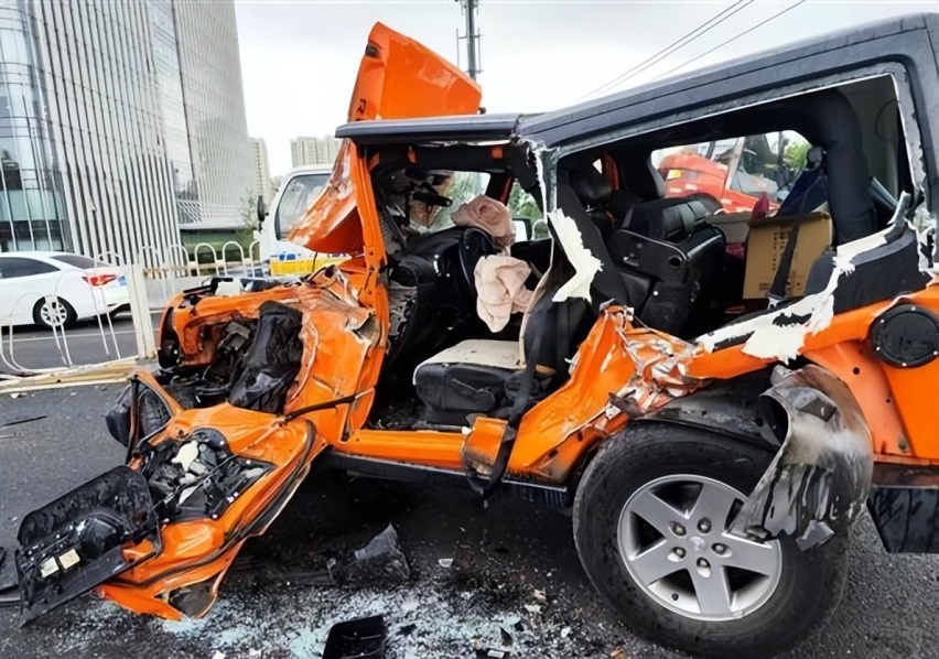 比亚迪汉对撞Jeep牧马人，人们崇拜的“进口车”，被撞了个稀碎？