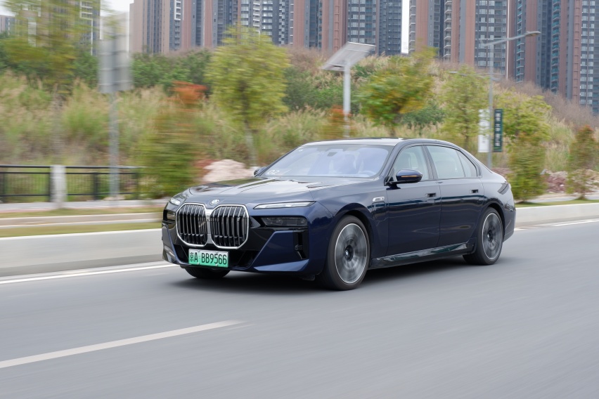 轱辘试驾|贵就一定好？身价百万的宝马i7有何本事？