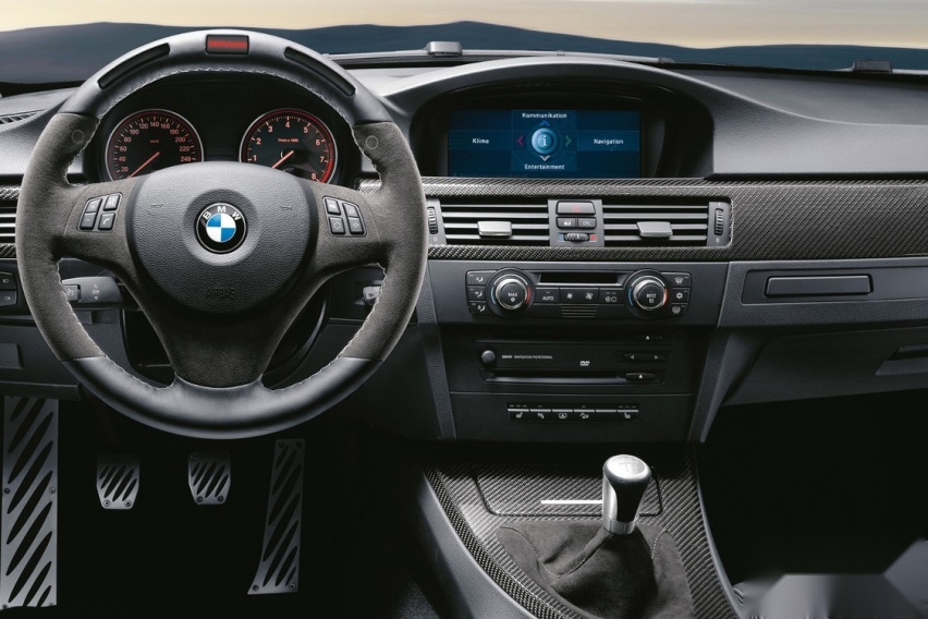 E90 是首款用上 iDrive 系统的宝马 3 系，图为第一代 iDrive